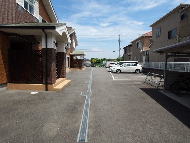 物件内観写真5　(敷地内ゴミ捨場)