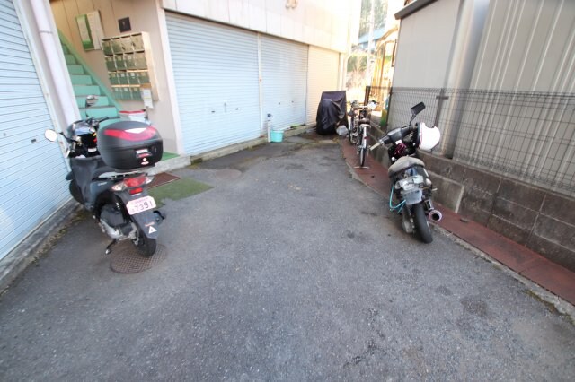 物件内観写真4　(駐輪場)