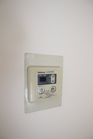 物件内観写真23　(給湯器リモコン)