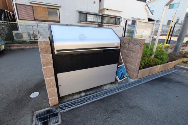 物件内観写真5　(敷地内ゴミ捨場)