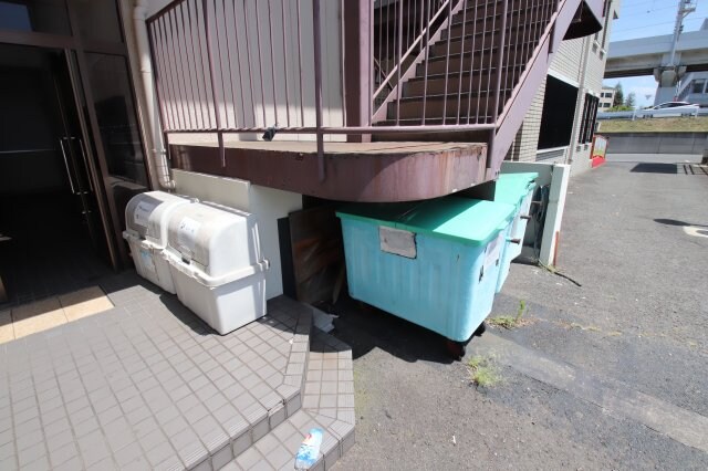 物件内観写真5　(敷地内ゴミ捨場)