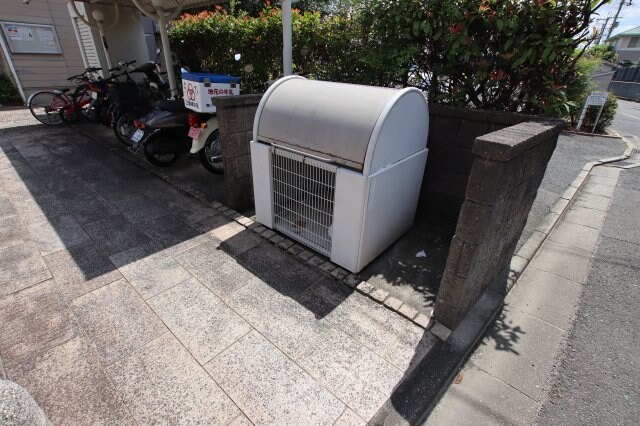 物件内観写真5　(敷地内ゴミ捨場)