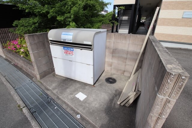 物件内観写真5　(敷地内ゴミ置き場)