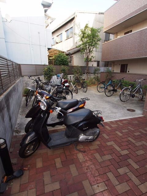 物件内観写真4　(駐輪場)
