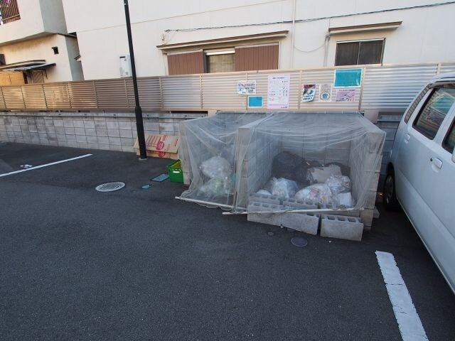 物件内観写真5　(敷地内ゴミ捨場)