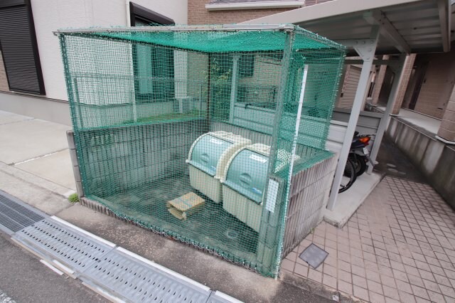 物件内観写真5　(敷地内ゴミ捨場)