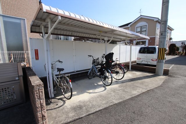 物件内観写真4　(駐輪場)