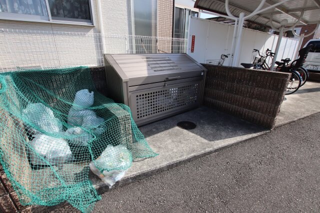 物件内観写真5　(敷地内ゴミ置き場)