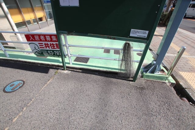 物件内観写真4　(敷地内ゴミ捨場)