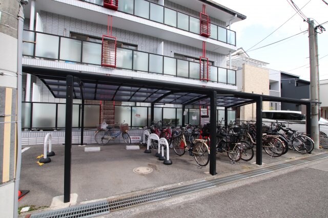 物件内観写真4　(駐輪場)