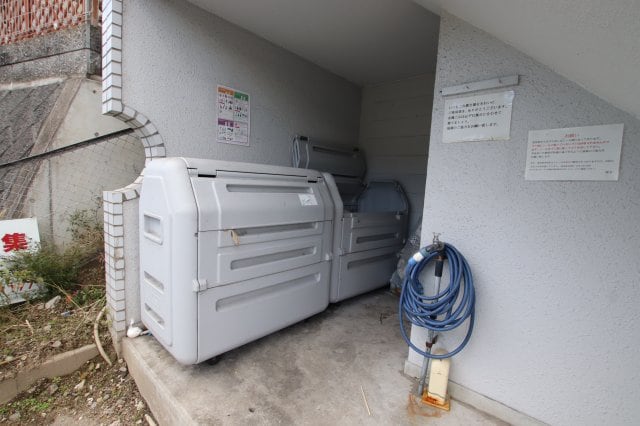 物件内観写真6　(敷地内ゴミ捨て場)