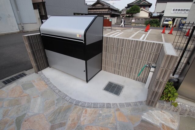 物件内観写真5　(敷地内ゴミ置き場)