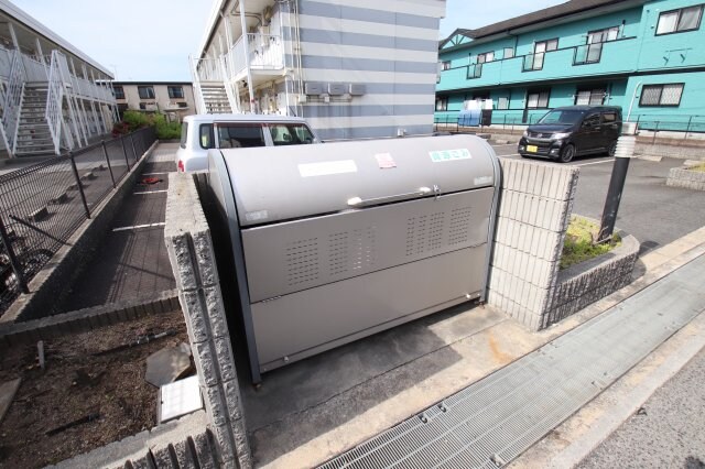 物件内観写真5　(敷地内ゴミ捨場)