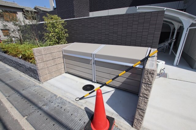 物件内観写真5　(敷地内ゴミ捨場)