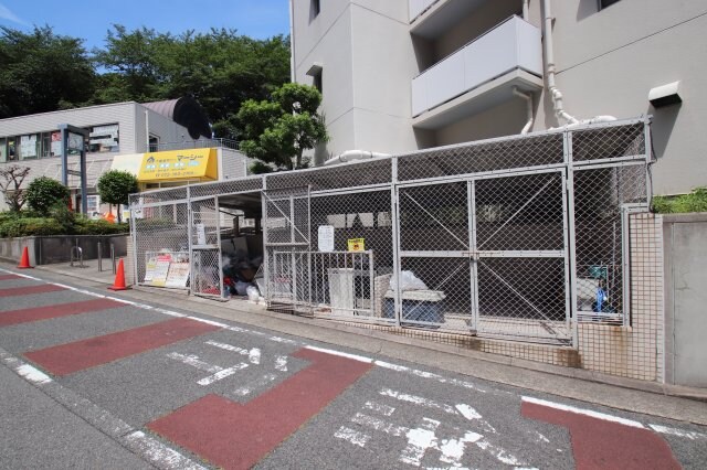 物件内観写真6　(敷地内ゴミ捨場)