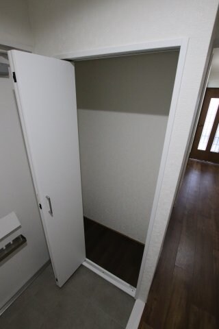 物件内観写真8　(玄関収納)