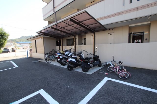 物件内観写真4　(駐輪場)