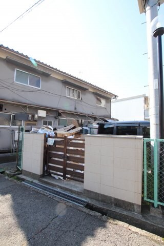 物件内観写真5　(敷地内ゴミ捨場)