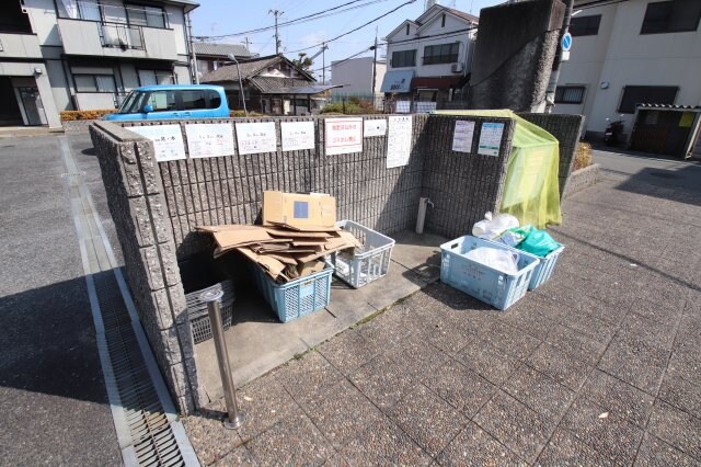 物件内観写真5　(敷地内ゴミ置き場)