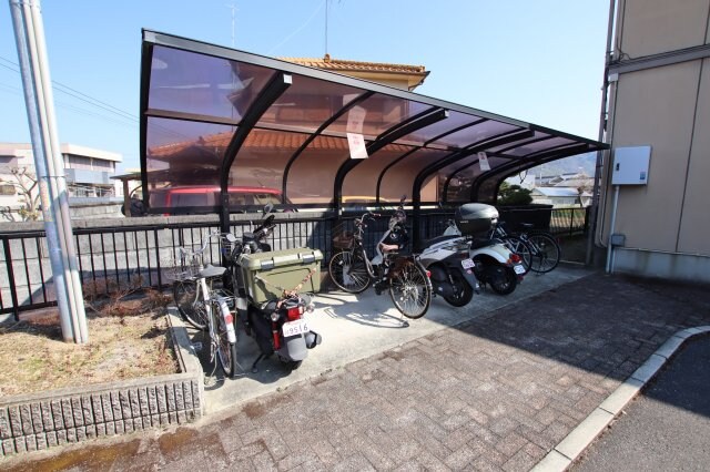 物件内観写真4　(駐輪場)