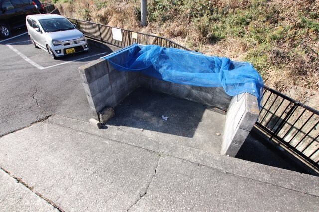 物件内観写真5　(敷地内ゴミ捨場)