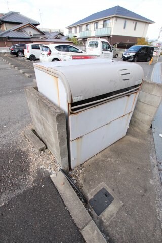 物件内観写真4　(敷地内ごみ置き場)