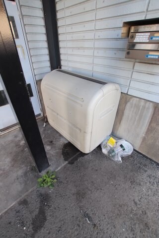 物件内観写真4　(敷地内ゴミ捨場)