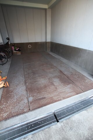 物件外観写真3　(駐車場、屋根付きです！)