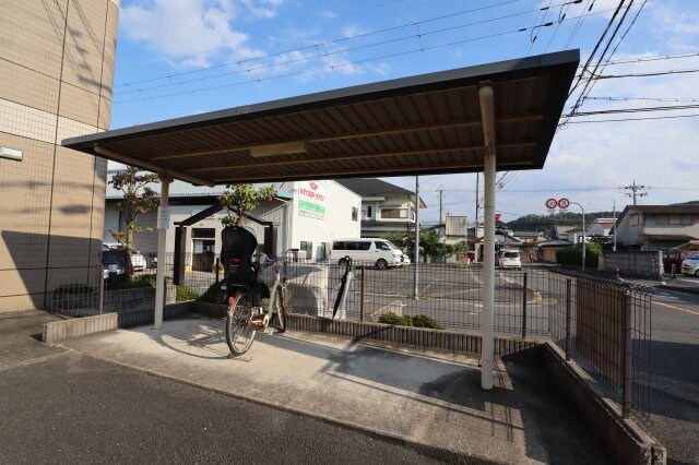 物件内観写真4　(駐輪場)