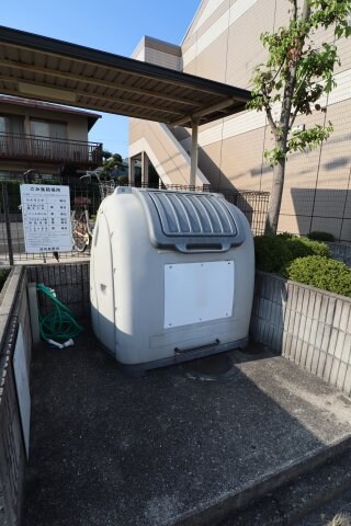 物件内観写真5　(敷地内ゴミ置き場)