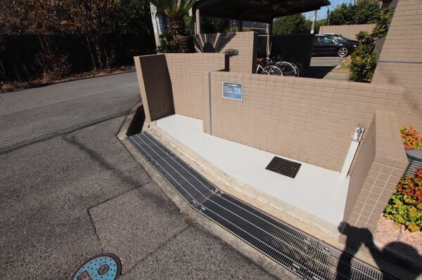 建物設備(敷地内ゴミ捨場)