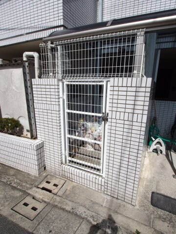 物件内観写真4　(敷地内ゴミ置き場)