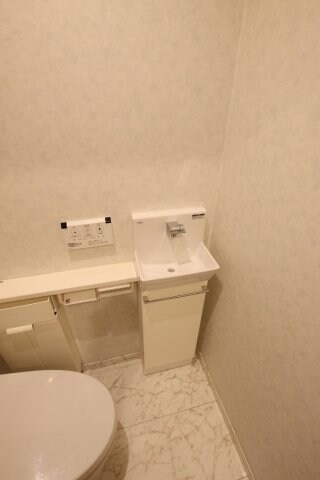 物件内観写真16　(トイレ手洗い場)