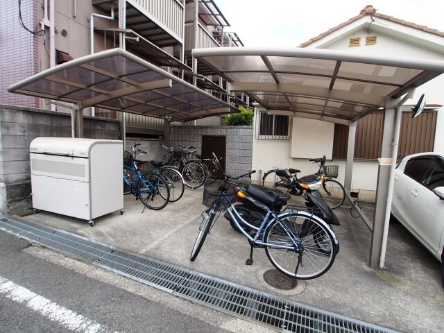 物件内観写真3　(駐輪場)