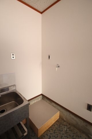 物件内観写真5　(洗濯機置場)