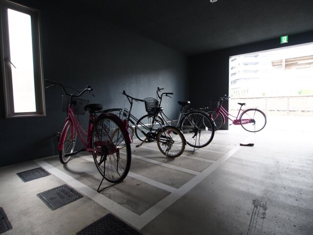 物件内観写真4　(駐輪場)