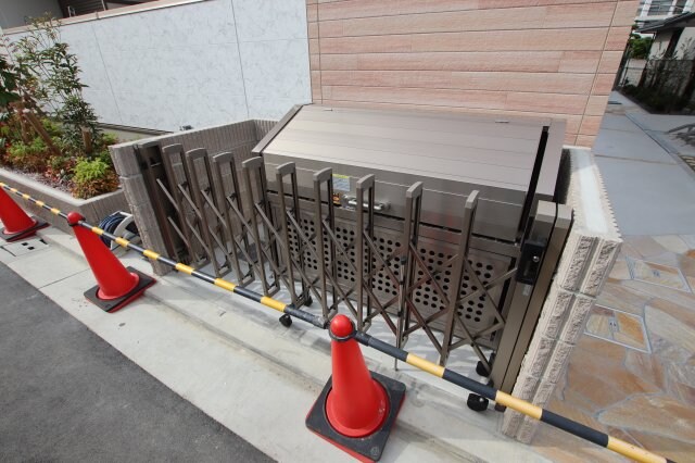 物件内観写真5　(敷地内ゴミ捨場)