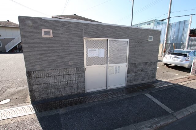 物件内観写真5　(敷地内ゴミ捨場)