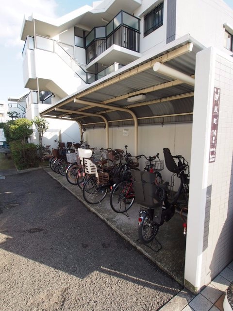 物件内観写真4　(駐輪場)