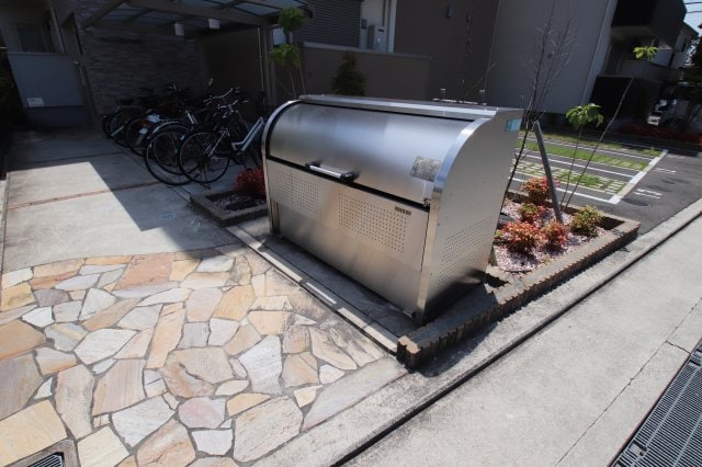 物件内観写真5　(敷地内ゴミ捨場)