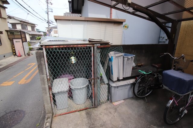 物件内観写真5　(敷地内ゴミ置場)