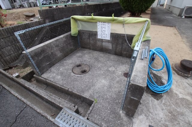 物件内観写真5　(敷地内ゴミ置き場)