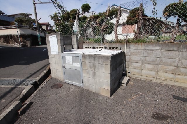 物件内観写真5　(敷地内ゴミ捨て場)