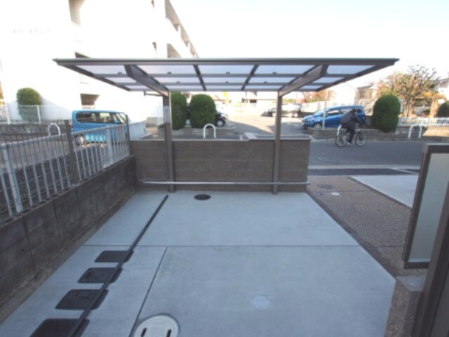 物件内観写真4　(駐輪場)