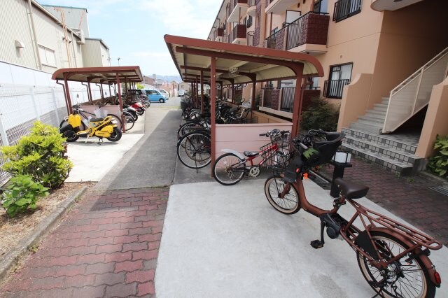 物件内観写真4　(駐輪場)