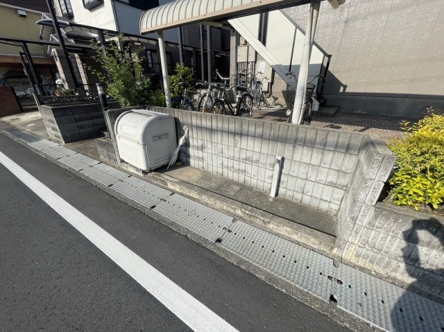 物件内観写真5　(敷地内ゴミ捨場)