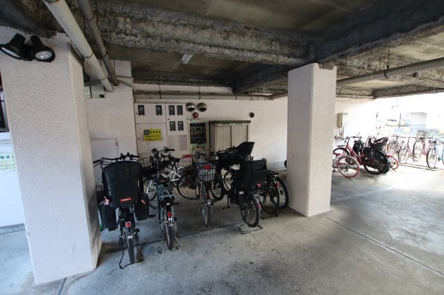 物件内観写真4　(駐輪場)