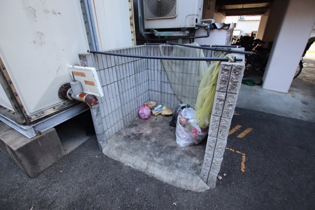 物件内観写真5　(敷地内ゴミ置き場)