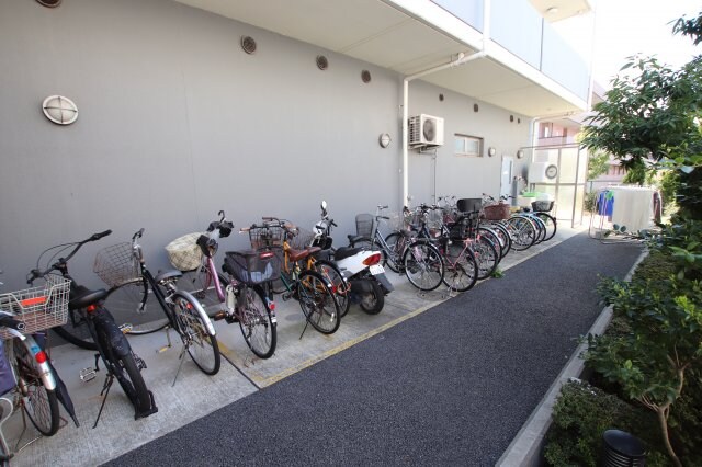 物件内観写真4　(駐輪場)