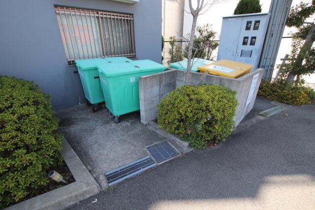 物件内観写真5　(敷地内ゴミ捨場)